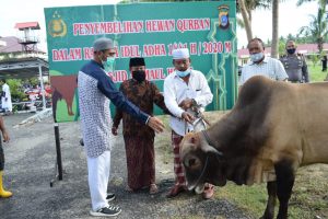 Berbagi Sesama, Kapolres Sigi Serahkan Hewan Qurban