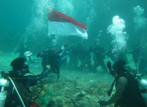 HUT RI Ke – 75, Bendera Merah Putih Akan Berkibar Dibawah Laut Pantai Mosing Parimo