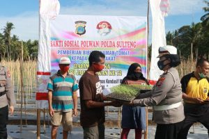 Dihari Jadi Ke – 72, Polwan Polda Sulteng Berikan Bantuan Bibit Ikan dan Bibit Tomat