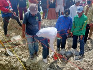 Pembangunan Ponpes Asmaul Husna Uwemanje Dimulai, Bupati Mohamad Irwan Letakan Batu Pertama