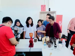 Gandeng Owner Kopi A’Robi, Dinas Pariwisata Sigi Gelar Pelatihan Barista Kopi