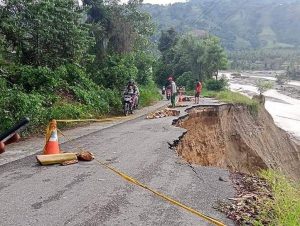 Jalan Poros Desa Simoro Amblas