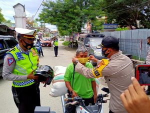 Cegah Penularan Covid, Kapolres Sigi Bagi Masker Di Masyarakat