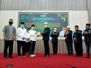 Hadiri Kegiatan Daurah Aqidah Dan Fiqih, Bupati Serahkan Buku Ratib Al-hadad Pada Pengurus MUI Sigi