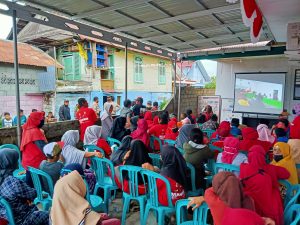 Tunggu Hasil Putusan, Pendukung Ilyas-Uhut Nonton Bareng Dari Luar Kantor Bawaslu Sigi