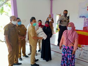Bupati Sigi Salurkan Bantuan Beras Program Kemensos, Kepada 188 KK Desa Loru