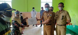 Pjs.Bupati Sigi Serahkan Secara Simbolis BLT-DD Tahap VI Desa Oloboju