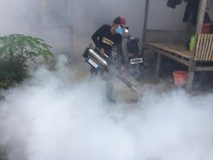 Cegah DBD, Pemuda Perindo Palu Fooging Pemukiman Warga