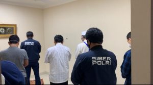 Di Sela Pemeriksaan Bareskrim, Gus Nur Shalat Maghrib Berjamaah