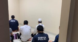 Di Sela Pemeriksaan Bareskrim, Gus Nur Shalat Maghrib Berjamaah