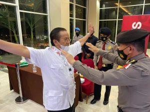 Aparat Kepolisian Lakukan Pemeriksaan Ketat Pintu Masuk Ruang Debat