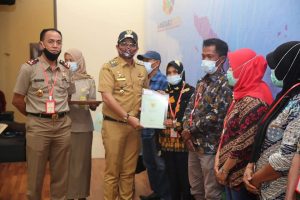 Pemkot Palu Serahkan PTSL Pada Warganya.