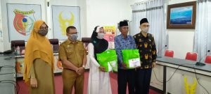 Peringati Hari Pahlawan Secara Virtual, Pemda Serahkan Masker Dan Sembako Pada Keluarga Veteran Di Kabupaten Sigi