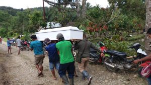 Polri Bantu Penguburan Korban Pembunuhan Sadis Di Lembantongoa Sigi