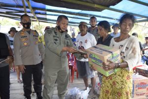 Kapolda Sulteng, Didampingi Kapolres Sigi Berikan Bantuan Kepada Keluarga Korban