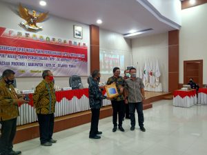 Keberhasilan Dalam Pengelolaan Keuangan, Pemkot Palu Terima Piagam WTP Dan Plakat