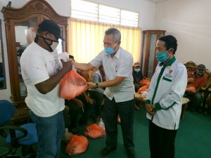 Baznas Sigi Serahkan Sembako Pada Mustahiq