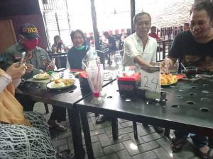 Usai Mencoblos, Hidayat-Habsa Makan Siang Bersama Tim Relawan Di Cafe Aweng