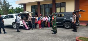 Terima Bantuan Rumah Dari Kapolri, Kapolres Sigi Kawal 7 Warga Lemban Tongoa Ke Poso