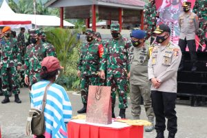Panglima TNI Dan Irwasum Polri Serahkan Santunan Keluarga Korban Lemban Tongoa