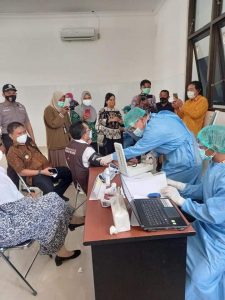 Kadiskes dan Polda Sulteng Awali Suntikan Vaksinasi