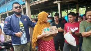 NasDem Salurkan Bantuan Ke 250 KK Yang Mengungsi Di Kandang Ayam
