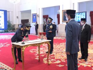 Jenderal Idham Azis Serahkan Panji Polri Tribrata Ke Jenderal L. Sigit Prabowo