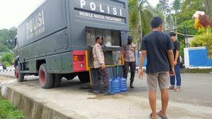 Bantu Korban Gempa, Mobil Water Treitmen Polda Sulteng Suplai Air Siap Minum 1500 Liter