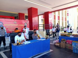 Polda Sulteng Kembali Amankan 1.417 Botol Madu Olahan Rumah Tangga Milik Kakek Berusia 62 Tahun Ini