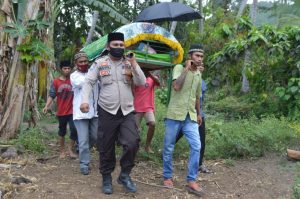 Bhabinkamtibmas Desa Poi Ini, Ikut Gotong Jenazah Warga Yang Berduka