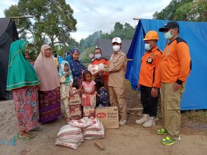 Ketum DPW PKS Sulteng Beserta Relawan PKS Berikan Bantuan Sembako Dan Bahan Bangunan Korban Gempa Sulbar