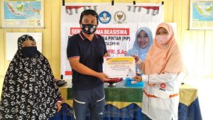 Anggota DPRD Sigi Hikmah Ladjidji, Serahkan Beasiswa PIP Jalur Aspirasi
