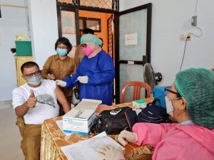 Kadis Anas Yalitoba Jalani Vaksinasi Lingkup Diskominfo Sigi