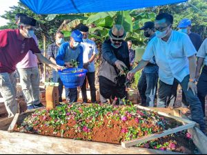 Tim Delis-Djira Ziarah Makam Almarhum Idham Ibrahim