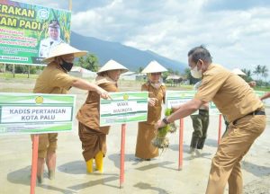 Reny, Ajak Masyarakat Manfaatkan Lahan Untuk Tanaman