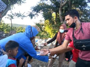 Forum Pewarta Palu Kembali Berbagi Takjil Pada Pemulung