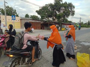 Maknai Hari Kartini, Perempuan PKS Sigi Bangun Solidaritas Dengan Bagi Takjil