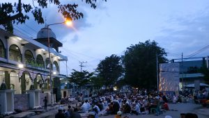 Jamaah Mesjid Alkhairaat Buka Bersama Sepanjang Jalan Sis Aljufri