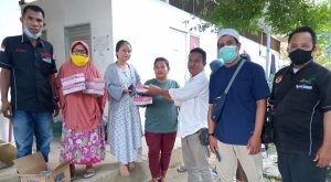 Salah Satu Media Dan LSM Kota Palu, Bagi Takjil Warga Huntara Biromaru
