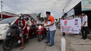 DPC PKS Mantikulore Bagikan Takjil Gratis Pada Pengguna Jalan