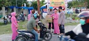 Bersama Bhayangkari, Kapolsek Marawola Abdul Azis Dan Istri Bagikan Takjil