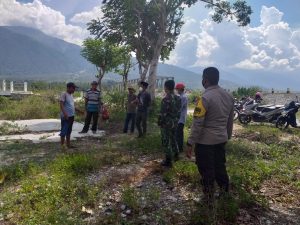 Polisi dan Aparat Desa Kota Pulu Kec. Dolo, Tangani Permasalah Batas Lahan Warga