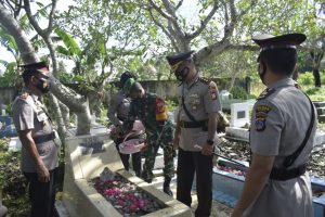 Sambut HUT Bhayangkara Ke-75, Jajaran Polres Sigi Tabur Bunga di TMP