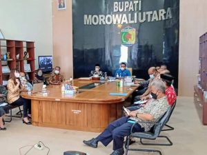 Kepala Bappelitbangda Morut Asik Main HP Saat Pemaparan Bank BNI di Depan Bupati