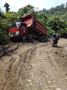 Akibat Hasil Bumi Dikeruk Perusahaan Tambang, Jalan Ganda-Ganda Di Morut Memprihatinkan