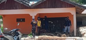Rescue dan Garda NasDem Sulteng Bersihkan Rumah Korban Banjir di Rogo