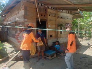 Tim Kepanduan PKS Bagikan 100 Nasi Bungkus dan Bantu Bersihkan Rumah Korban Banjir Rogo