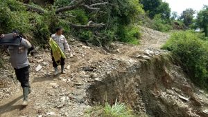 Dikenal Sigap Dalam Hal Kebencanaan, Kapolsek Azis Tinjau Titik Longsor Di Marawola Barat