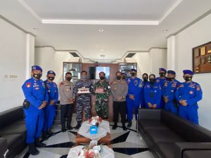 Dirpolairud Polda Sulteng Berikan Surprise HUT Ke 76 TNI AL