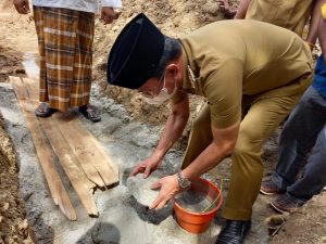 Bupati Mohamad Irwan Lakukan Peletakan Batu Pembangunan Ponpes di Desa Sigimpu